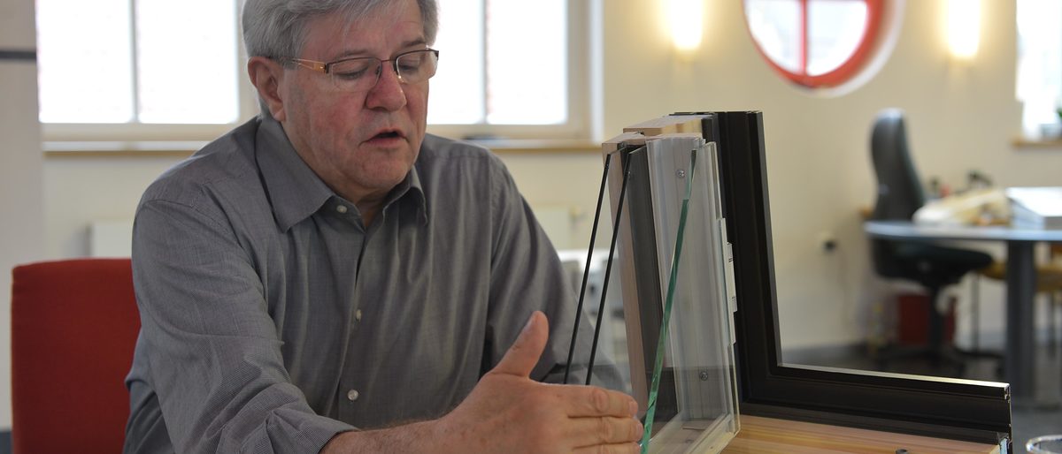 Seniorchef Josef Rauh bei der Demonstration des Ventilations-Fenstersystems