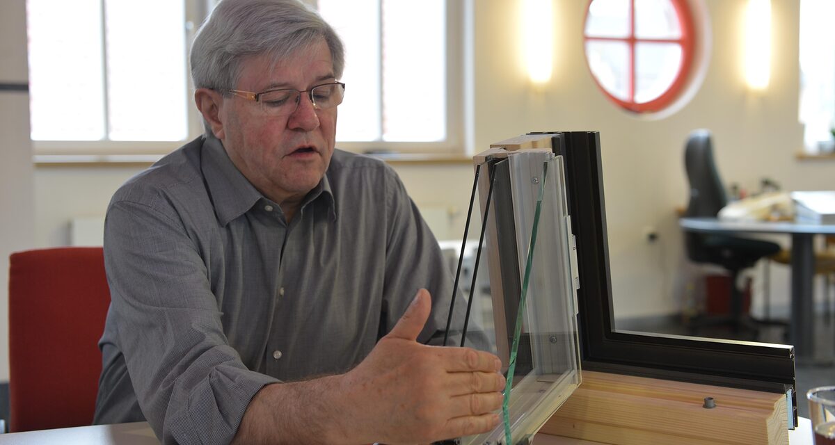 Seniorchef Josef Rauh bei der Demonstration des Ventilations-Fenstersystems