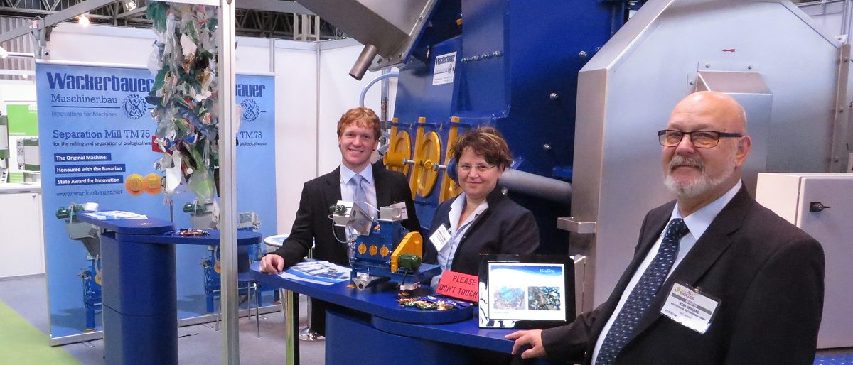 Geschäftsführerin Claudia Wackerbauer mit Martin Lohr (li.) und Rene Wieland (re.)