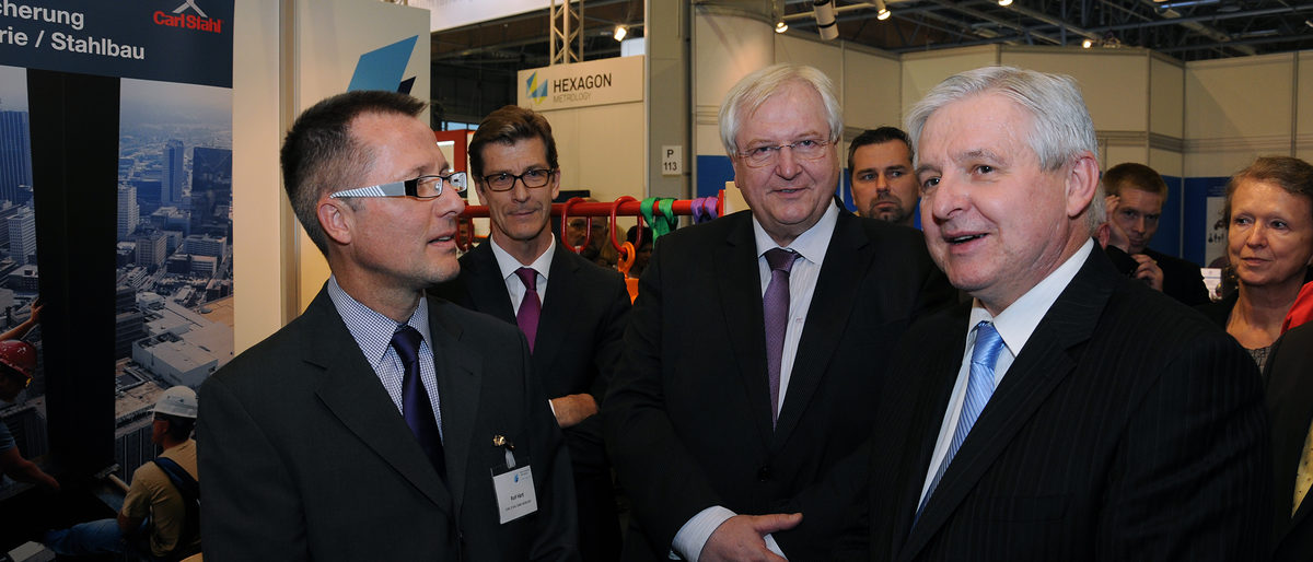 Der Ministerpräsident der Tschechischen Republik (rechts im Bild) am Gemeinschaftsstand des bayerischen Handwerks, daneben (von links) Prokurist Rolf Härtl (Carl Stahl München), Rudolf Fischer, (Deutsch-Tschechische Industrie- und Handelskammer), Detlef Lingemann (Deutscher Botschafter in der Tschechischen Republik) Der Ministerpräsident der Tschechischen Republik (rechts im Bild) am Gemeinschaftsstand des bayerischen Handwerks, daneben (von links) Prokurist Rolf Härtl (Carl Stahl München), Rudolf Fischer, (Deutsch-Tschechische Industrie- und Handelskammer), Detlef Lingemann (Deutscher Botschafter in der Tschechischen Republik)