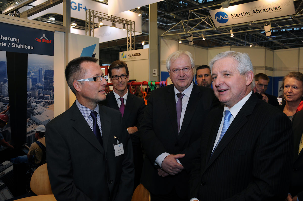 Der Ministerpräsident der Tschechischen Republik (rechts im Bild) am Gemeinschaftsstand des bayerischen Handwerks, daneben (von links) Prokurist Rolf Härtl (Carl Stahl München), Rudolf Fischer, (Deutsch-Tschechische Industrie- und Handelskammer), Detlef Lingemann (Deutscher Botschafter in der Tschechischen Republik)