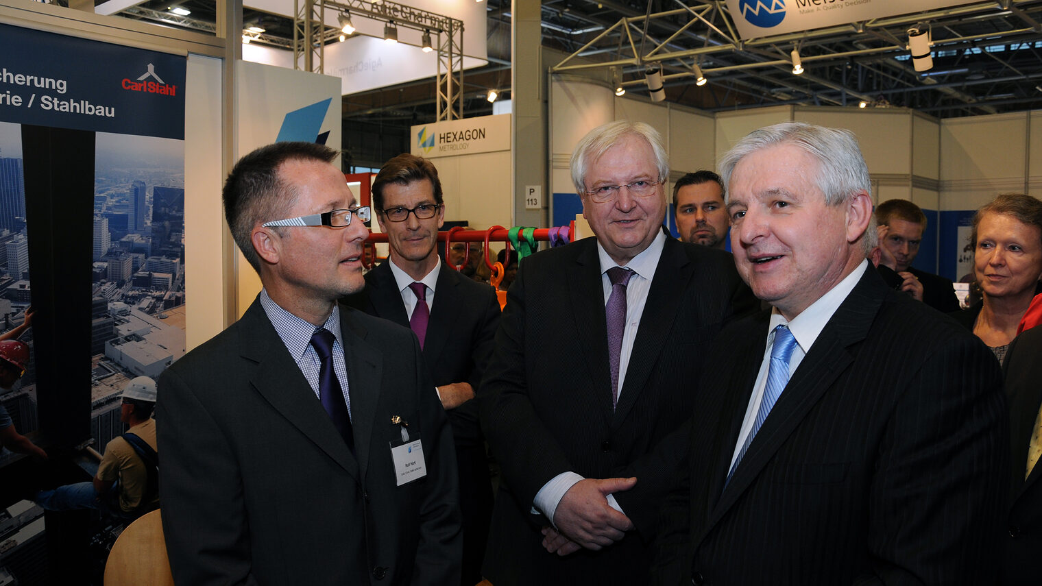 Der Ministerpräsident der Tschechischen Republik (rechts im Bild) am Gemeinschaftsstand des bayerischen Handwerks, daneben (von links) Prokurist Rolf Härtl (Carl Stahl München), Rudolf Fischer, (Deutsch-Tschechische Industrie- und Handelskammer), Detlef Lingemann (Deutscher Botschafter in der Tschechischen Republik)