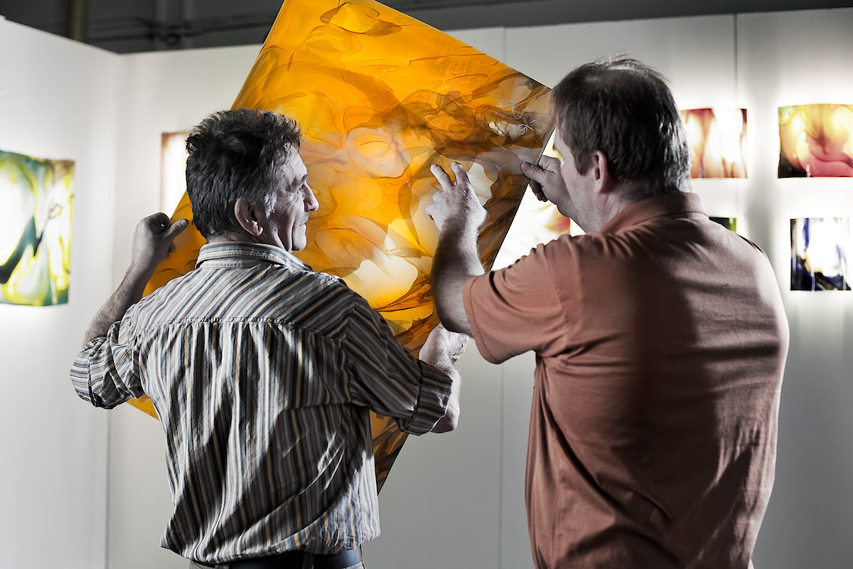 Handgeblasenes Flachglas aus der Glashütte Waldsassen (Foto: Glashütte Lamberts Waldsassen GmbH)
