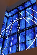 Innenansicht des Blauen Fensters der Kirche Mutter Teresa von Kalkutta mit dem sandge-strahlten LambertsGlas® (Foto: Wolf Dietrich Gericke)