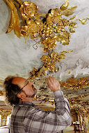 Restaurierung der vergoldeten Deckenfresken im Schaezlepalais Augsburg, Bild Preis und Preis
