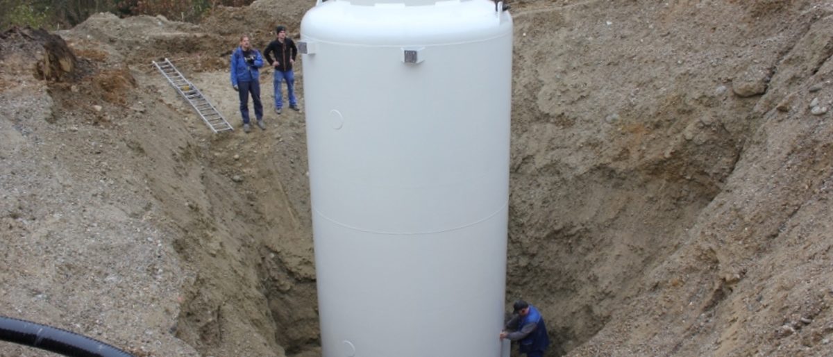 Einbringen eines Pufferspeichers in das Erdreich, Bild: Hummelsberger Schlosserei GmbH Einbringen eines Pufferspeichers in das Erdreich, Bild: Hummelsberger Schlosserei GmbH