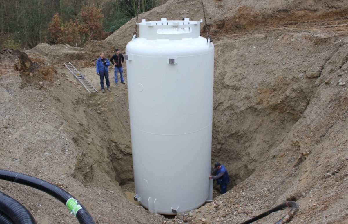 Einbringen eines Pufferspeichers in das Erdreich, Bild: Hummelsberger Schlosserei GmbH