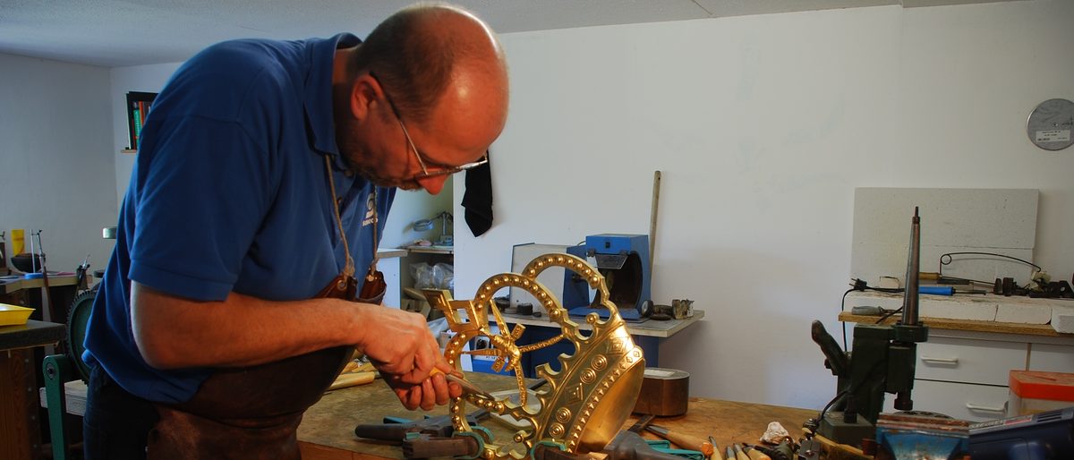 Goldschmiedemeister Dirk Meyer bei der Arbeit an der Krone des Sultans von Oman