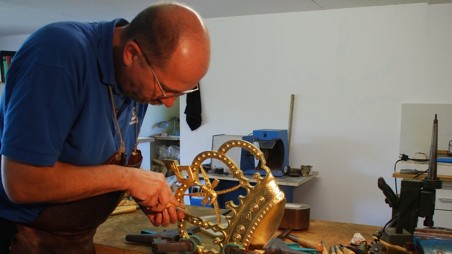 Goldschmiedemeister Dirk Meyer bei der Arbeit an der Krone des Sultans von Oman