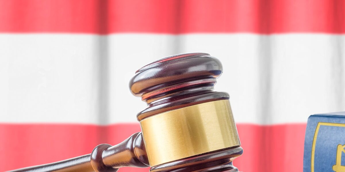 Richterhammer und Gesetzbuch - Österreich Schlagwort(e): österreich, gesetz, recht, urteil, richter, gericht, justiz, richterhammer, flagge, fahne, gesetzbuch, buch, gerechtigkeit, jurist, hammer, prozess, gerichtsverhandlung, anklage, judikative, gesetze, verordnung, normen, gesetzestext, anwalt, rechtsanwalt, rechtsbuch, regelung, verbrechen, strafttat, strafe, verteidiger, gerichtssaal, ordnung, rechtssystem, gesetzgebung, gesetzesänderung, staat, regeln, kriminalität, nationalflagge, konzept, sterreich, gesetz, recht, urteil, richter, gericht, justiz, richterhammer, flagge, fahne, gesetzbuch, buch, gerechtigkeit, jurist, hammer, prozess, gerichtsverhandlung, anklage, judikative, gesetze, verordnung, normen, gesetzestext, anwalt, rechtsanwalt, rechtsbuch, regelung, verbrechen, strafttat, strafe, verteidiger, gerichtssaal, ordnung, rechtssystem, gesetzgebung, gesetzesnderung, staat, regeln, kriminalitt, nationalflagge, konzept