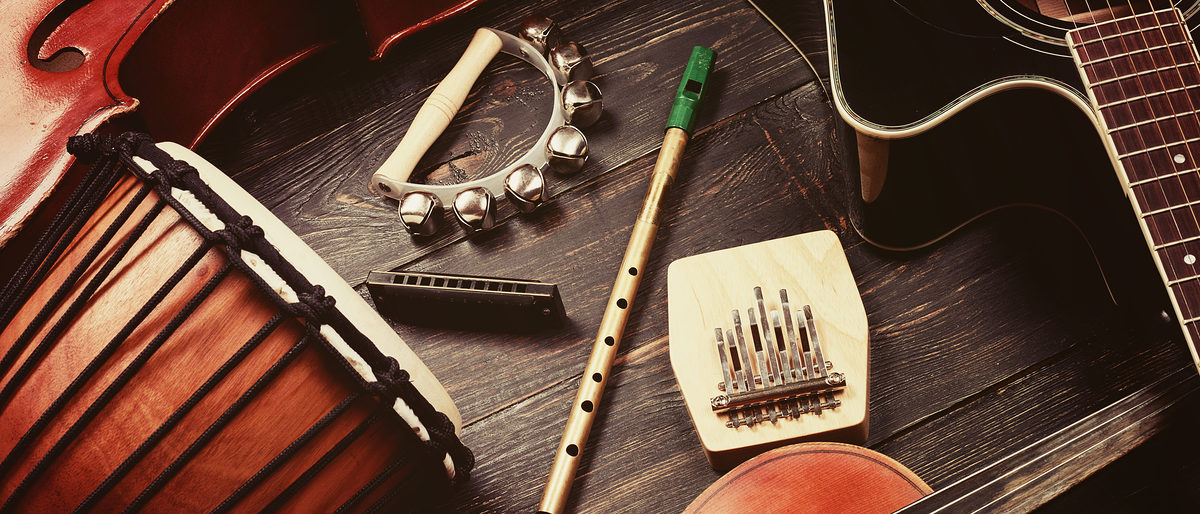 Set of musical instruments on dark wooden background: guitar, violin, harmonica, cello and others. Top view. Vintage retro effect filtered, hipster style Schlagwort(e): instrumental, instrument, music, musical, band, closeup, melody, classical, string, craft, acoustic, orchestra, rock, musician, concept, sound, symphony, tone, light, folk, guitar, equipment, modern, grey, object, audio, blues, tune, concert, classic, flute, volume, art, jazz, background, play, note, brass, stringed, metal, performance, kalimba, whistle, harmonica, guitar, viola, violin, drum, darbuka, cello, top view, instrumental, instrument, music, musical, band, closeup, melody, classical, string, craft, acoustic, orchestra, rock, musician, concept, sound, symphony, tone, light, folk, guitar, equipment, modern, grey, object, audio, blues, tune, concert, classic, flute, volume, art, jazz, background, play, note, brass, stringed, metal, performance, kalimba, whistle, harmonica, viola, violin, drum, darbuka, cello, top view
