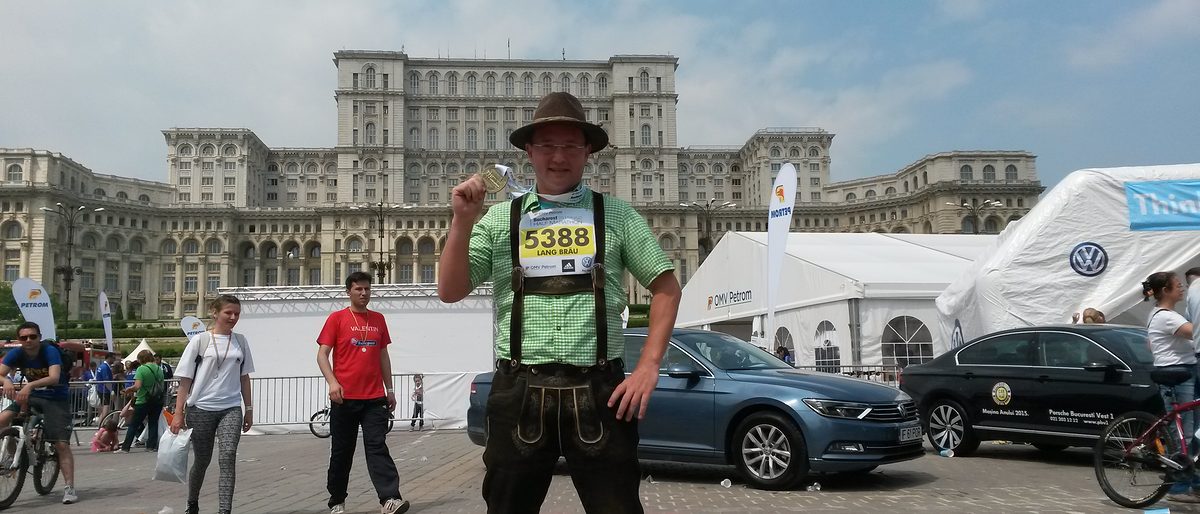Rumänischer Importeuer in Lederhose