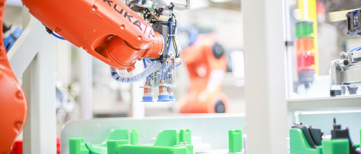 Roboterzelle zur automatisierten Endmontage von Automobilkunststoffteilen, geplant, entwickelt, programmiert und erstellt durch die Framat GmbH