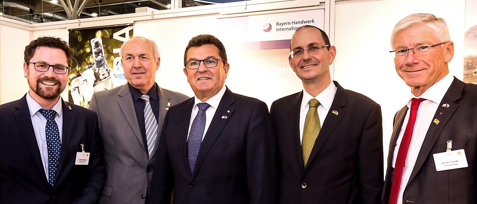 Von links: Dr. G. Hopp, MdL (CSU), F. X. Peteranderl, Präsident des bayerischen Handwerkstages, F. J. Pschierer, MdL, Staatssekretär im Bayerischen Staatsministerium für Wirtschaft und Medien, Energie und Technologie, Dr. C. Israng, Deutscher Botschafter in der Tschechischen Republik, B. Roos, MdL (SPD) Von links: Dr. G. Hopp, MdL (CSU), F. X. Peteranderl, Präsident des bayerischen Handwerkstages, F. J. Pschierer, MdL, Staatssekretär im Bayerischen Staatsministerium für Wirtschaft und Medien, Energie und Technologie, Dr. C. Israng, Deutscher Botschafter in der Tschechischen Republik, B. Roos, MdL (SPD)
