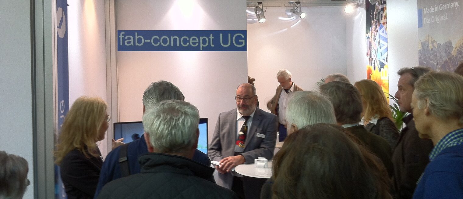 Eine bayerische Delegation besucht an der Klimahouse den Gemeinschaftsstand des bayerischen Handwerks.