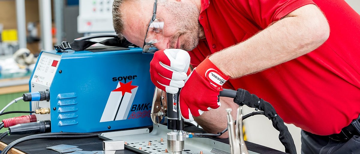 Anwendung der Bolzenschweißtechnik Mit der SRM-Technologie kann man im Verhältnis 1:10 dicke Bolzen auf dünne Bleche aufschweißen.