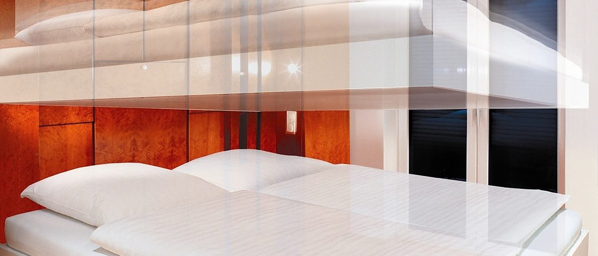 Ein Bett wird hochgefahren und verschwindet in der Zimmerdecke. Das Liftbed von fab-concept, eine Lösung, mit der man das knappe und teure Gut Wohnfläche optimieren kann. Ein Bett wird hochgefahren und verschwindet in der Zimmerdecke. Das Liftbed von fab-concept, eine Lösung, mit der man das knappe und teure Gut Wohnfläche optimieren kann.