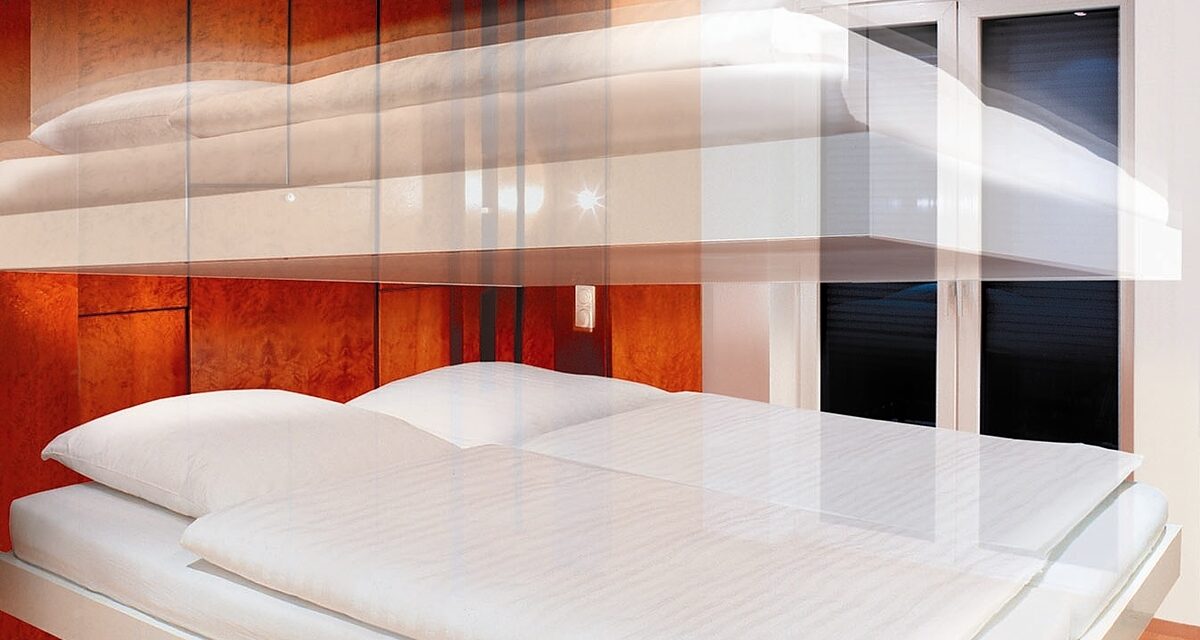 Ein Bett wird hochgefahren und verschwindet in der Zimmerdecke. Das Liftbed von fab-concept, eine Lösung, mit der man das knappe und teure Gut Wohnfläche optimieren kann.
