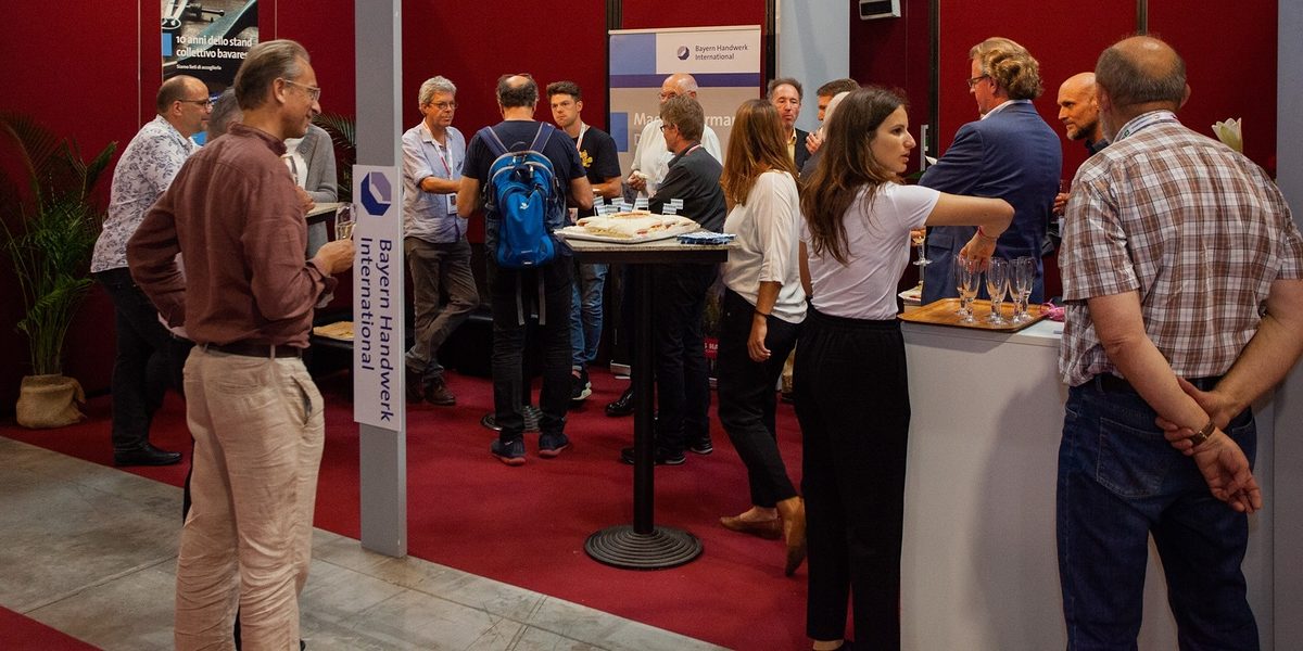 Besucher am bayerischen Gemeinschaftsstand auf der Mondomusica