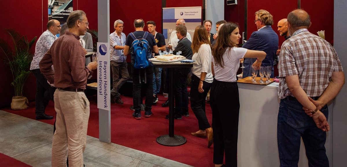 Besucher am bayerischen Gemeinschaftsstand auf der Mondomusica