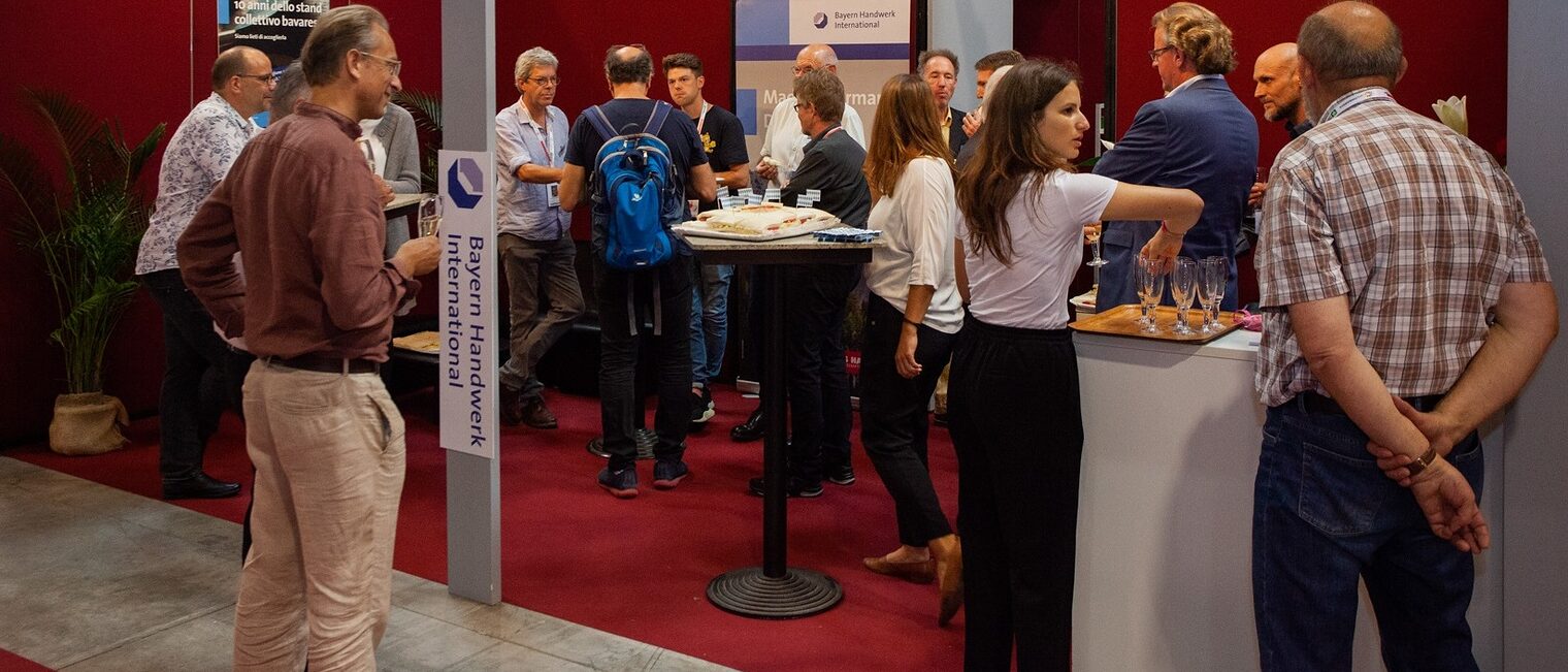 Besucher am bayerischen Gemeinschaftsstand auf der Mondomusica