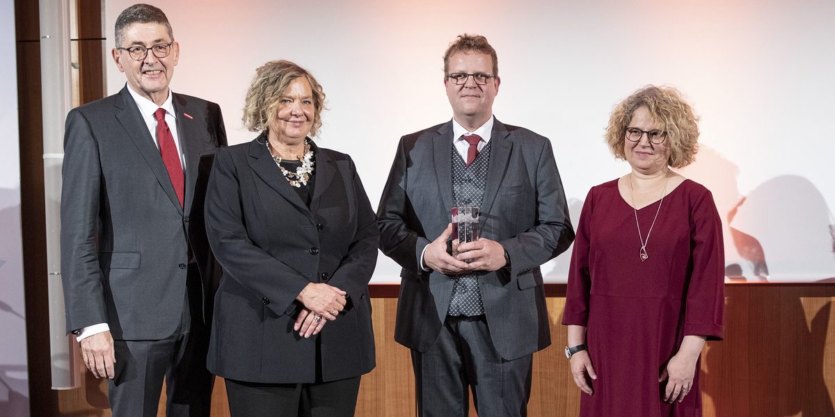 Von links nach rechts im Bild: Laudator Dr. Georg Haber (Präsident der Handwerkskammer Niederbayern-Oberpfalz) und Dr. Ulrike Wolf mit dem Preisträger Wackerbauer Maschinenbau GmbH: Geschäftsführer Günther Wackerbauer und Claudia Wackerbauer Von links nach rechts im Bild: Laudator Dr. Georg Haber (Präsident der Handwerkskammer Niederbayern-Oberpfalz) und Dr. Ulrike Wolf mit dem Preisträger Wackerbauer Maschinenbau GmbH: Geschäftsführer Günther Wackerbauer und Claudia Wackerbauer