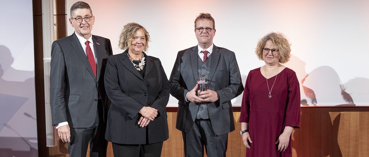 Von links nach rechts im Bild: Laudator Dr. Georg Haber (Präsident der Handwerkskammer Niederbayern-Oberpfalz) und Dr. Ulrike Wolf mit dem Preisträger Wackerbauer Maschinenbau GmbH: Geschäftsführer Günther Wackerbauer und Claudia Wackerbauer Von links nach rechts im Bild: Laudator Dr. Georg Haber (Präsident der Handwerkskammer Niederbayern-Oberpfalz) und Dr. Ulrike Wolf mit dem Preisträger Wackerbauer Maschinenbau GmbH: Geschäftsführer Günther Wackerbauer und Claudia Wackerbauer