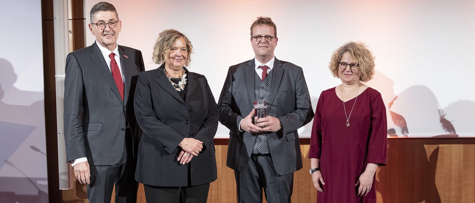 Von links nach rechts im Bild: Laudator Dr. Georg Haber (Präsident der Handwerkskammer Niederbayern-Oberpfalz) und Dr. Ulrike Wolf mit dem Preisträger Wackerbauer Maschinenbau GmbH: Geschäftsführer Günther Wackerbauer und Claudia Wackerbauer