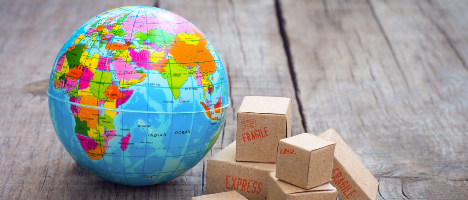 Miniature globe and boxes on wooden background Export, Zoll, Lieferungen