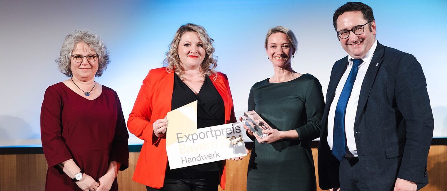 Gewinner der Kategorie Handwerk (v.l.n.r.: Laudatorin Claudia Wackerbauer, Katharina Dilger clearaudio, Veronika Suchy clearaudio, Staatssekretär Tobias Gotthardt)
